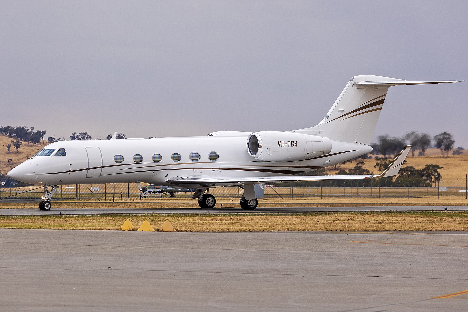 Gulfstream G350 exterior