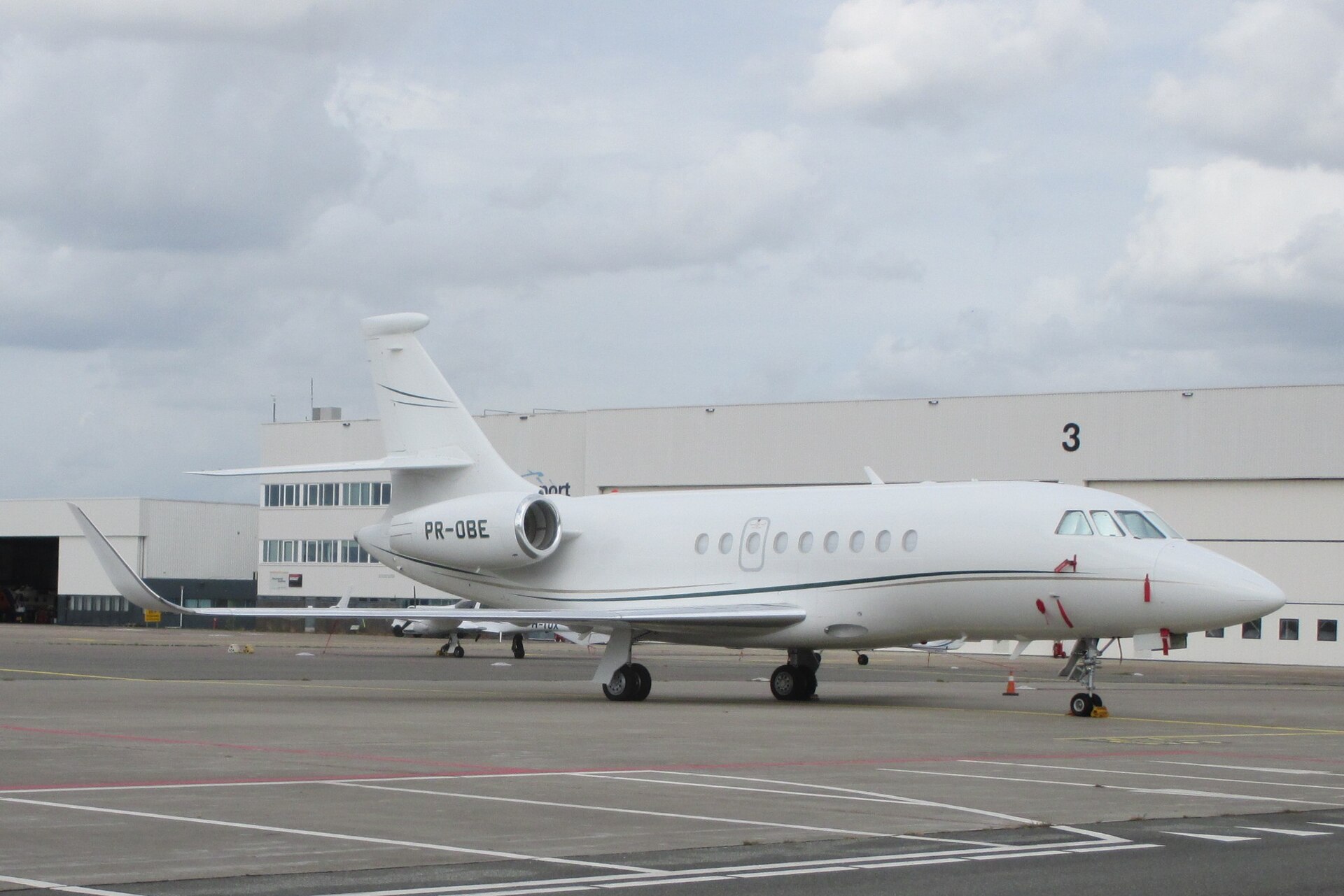 Dassault Falcon 2000LX exterior