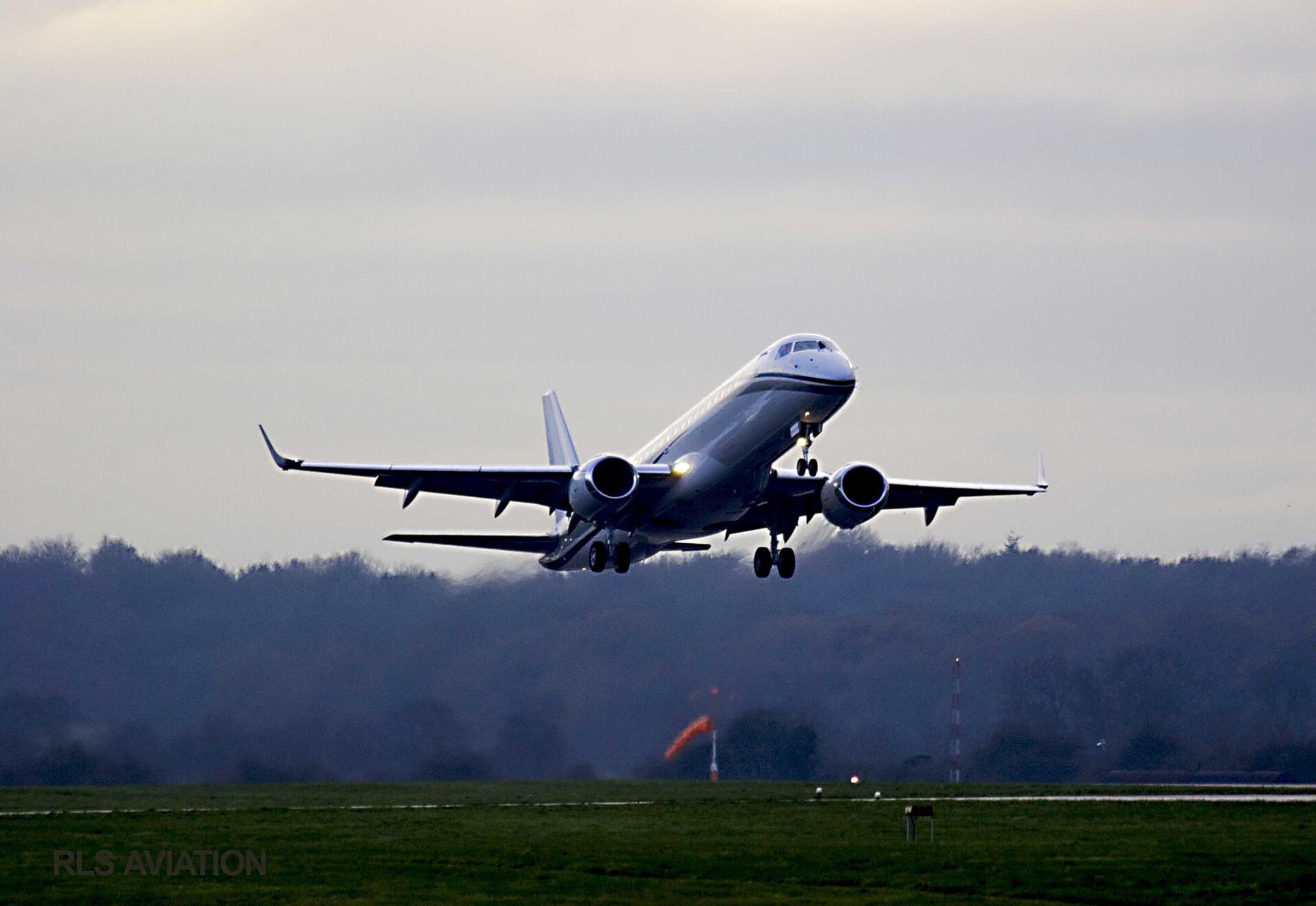 Embraer Lineage 1000 exterior