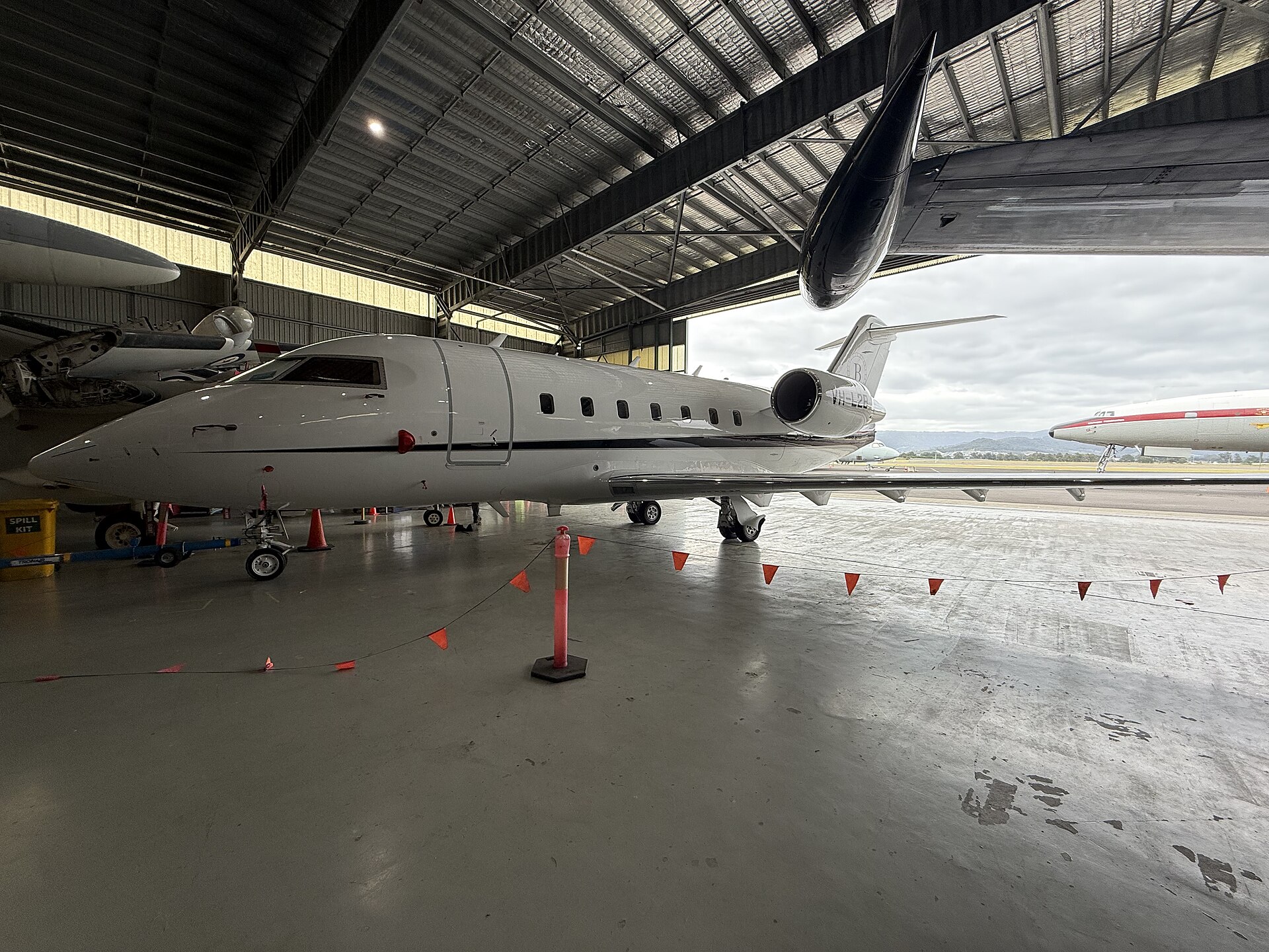 Bombardier Challenger 604 exterior