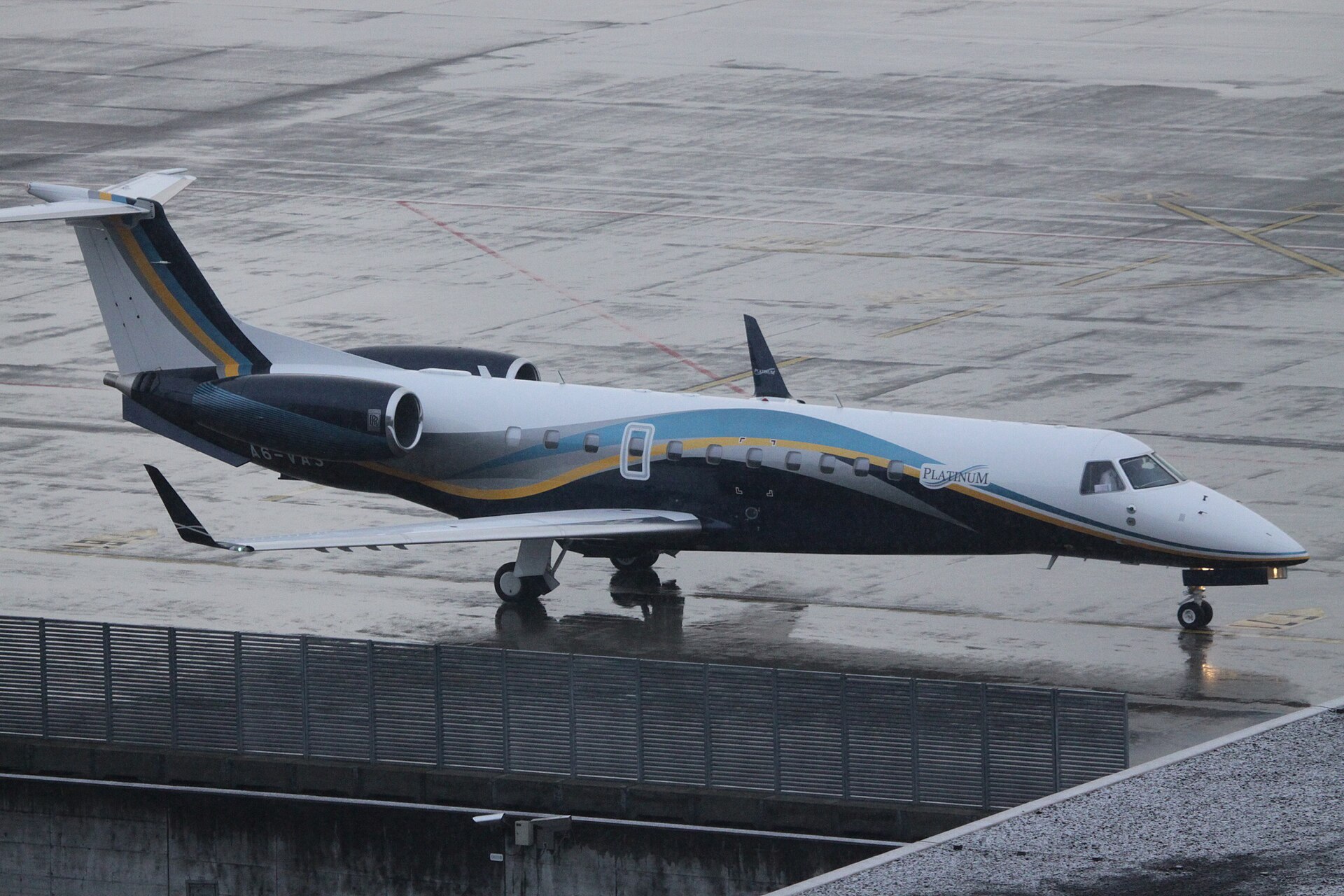Embraer Legacy 650 exterior