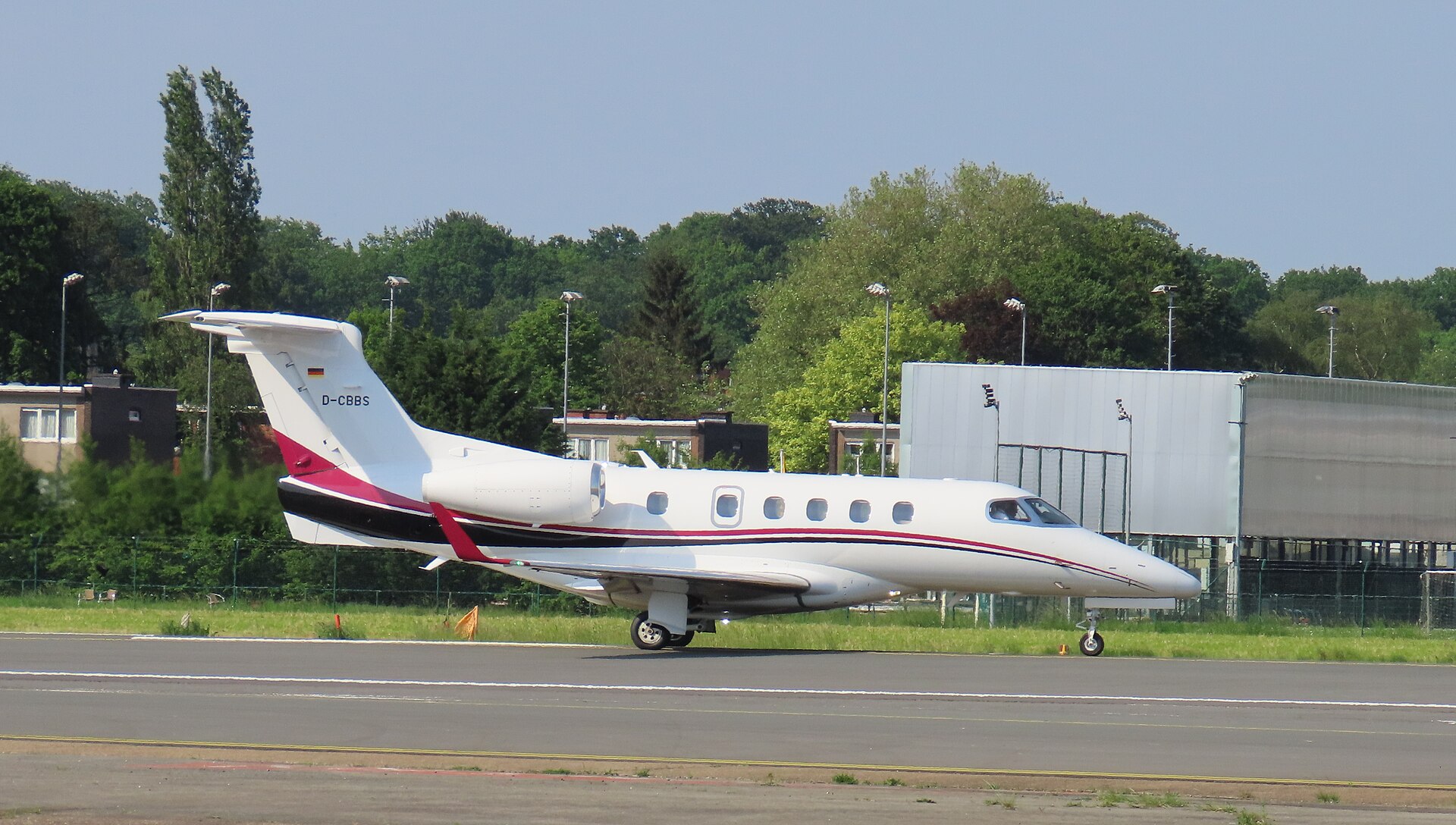 Embraer Phenom 300 exterior