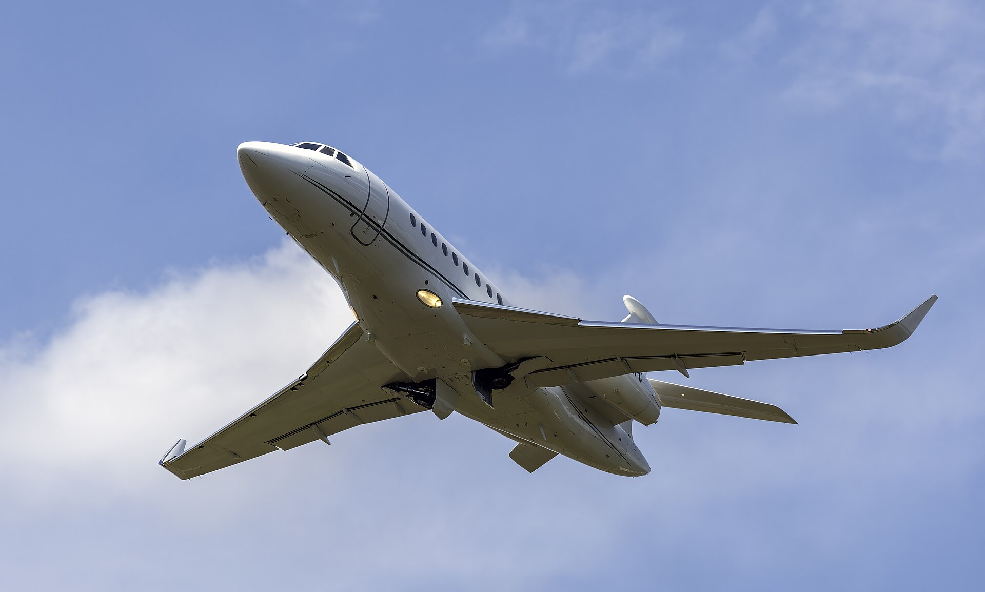 Dassault Falcon 2000LX exterior