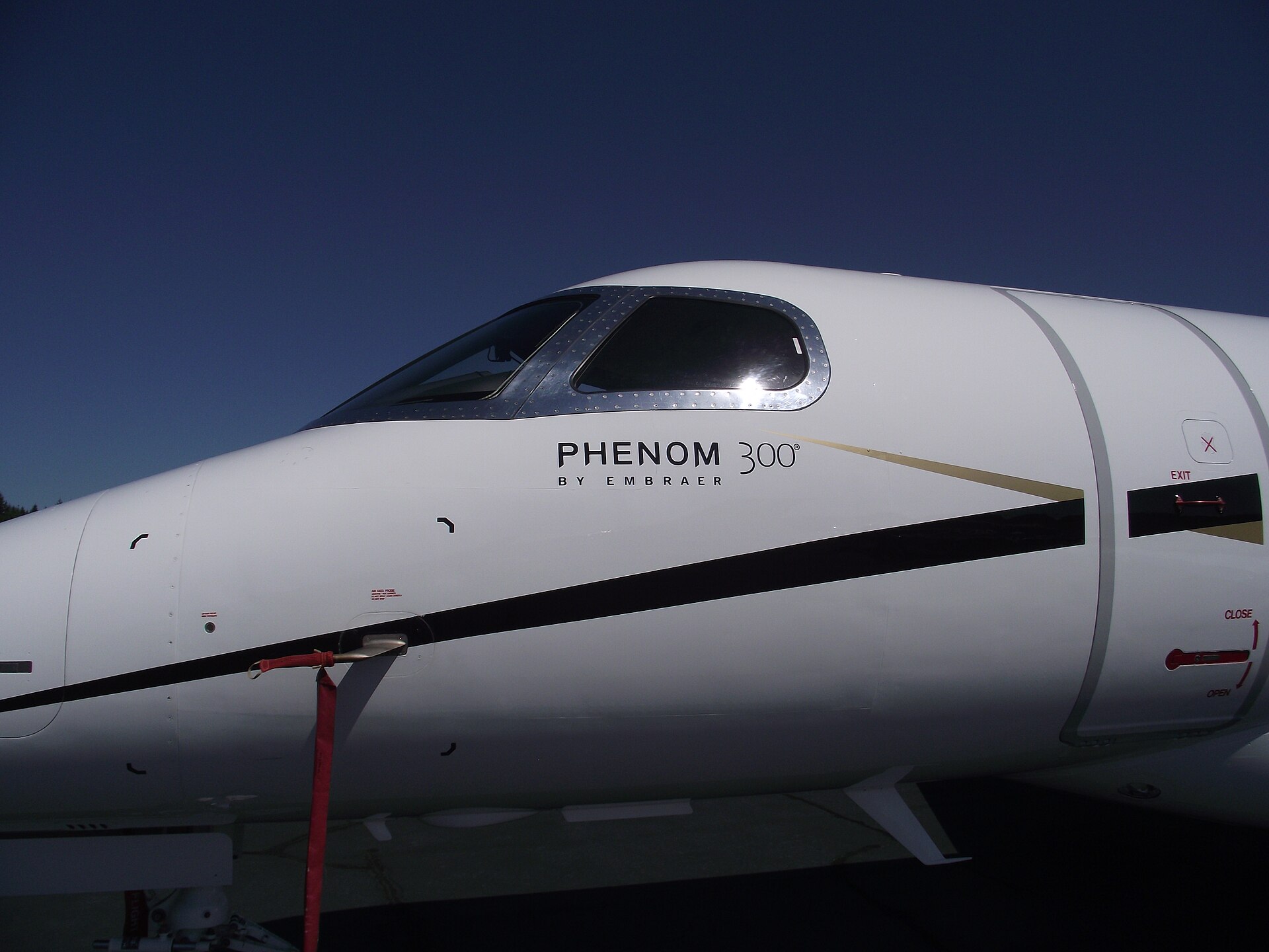 Embraer Phenom 300 exterior
