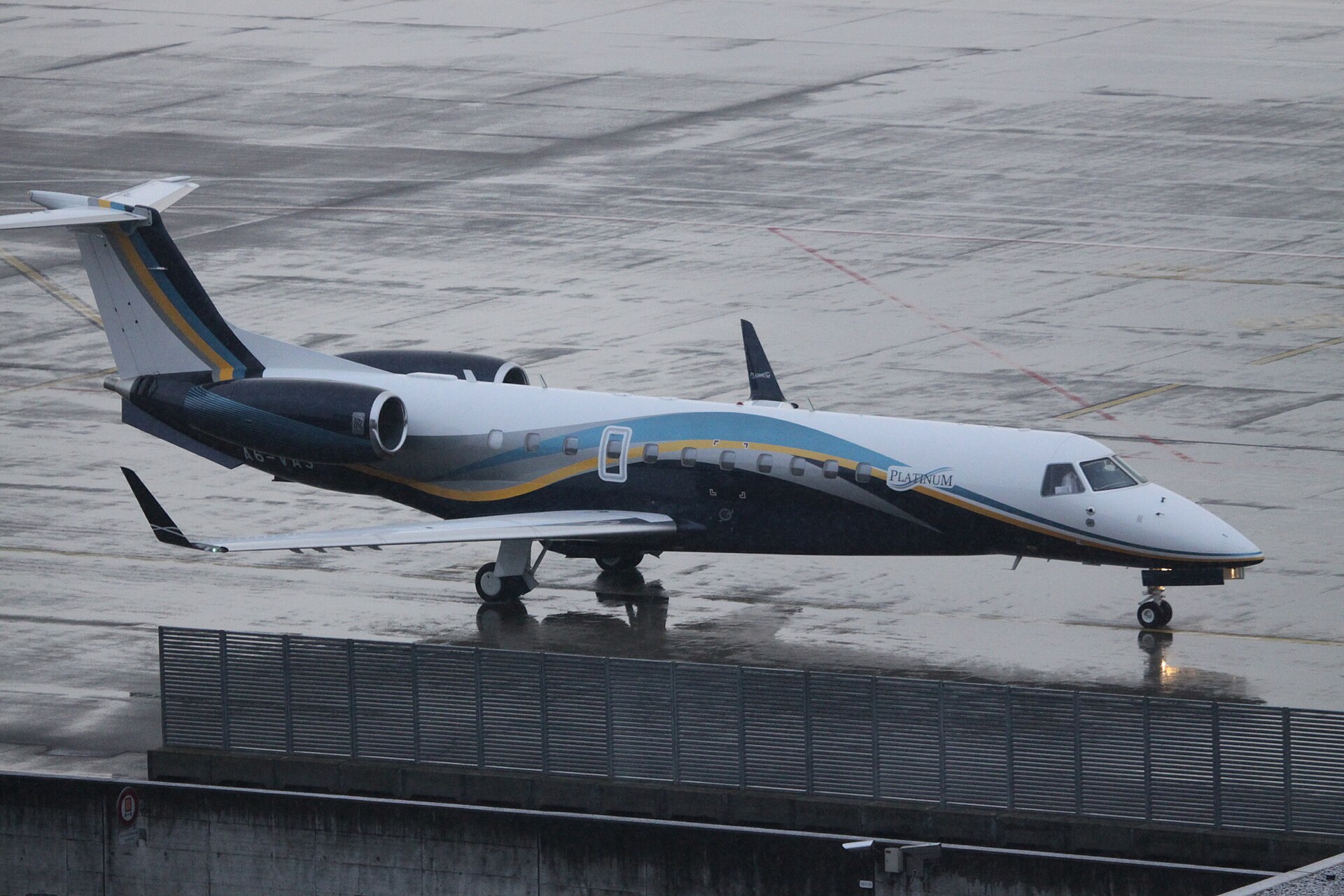 Embraer Legacy 650 exterior