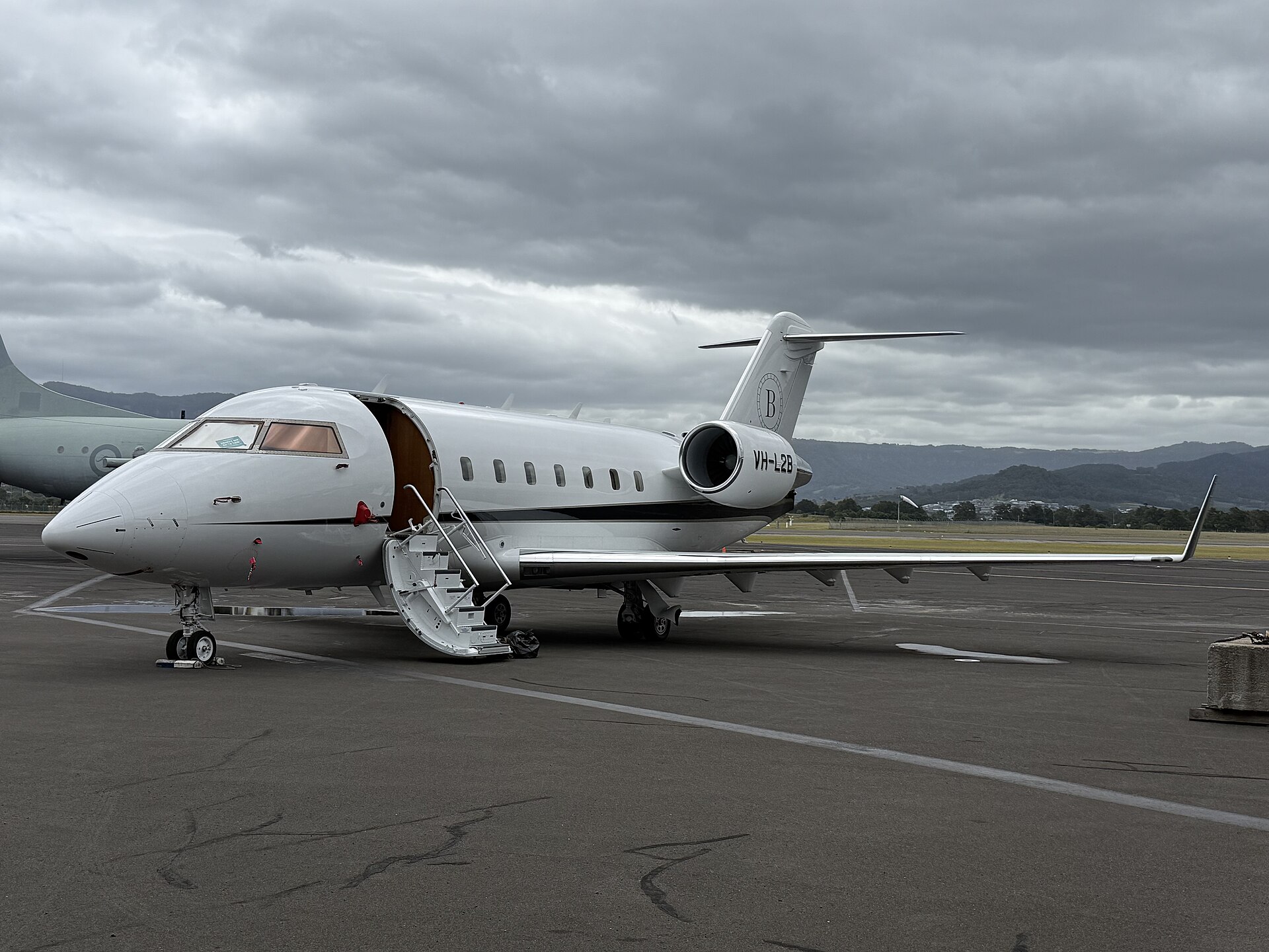 Bombardier Challenger 604 exterior