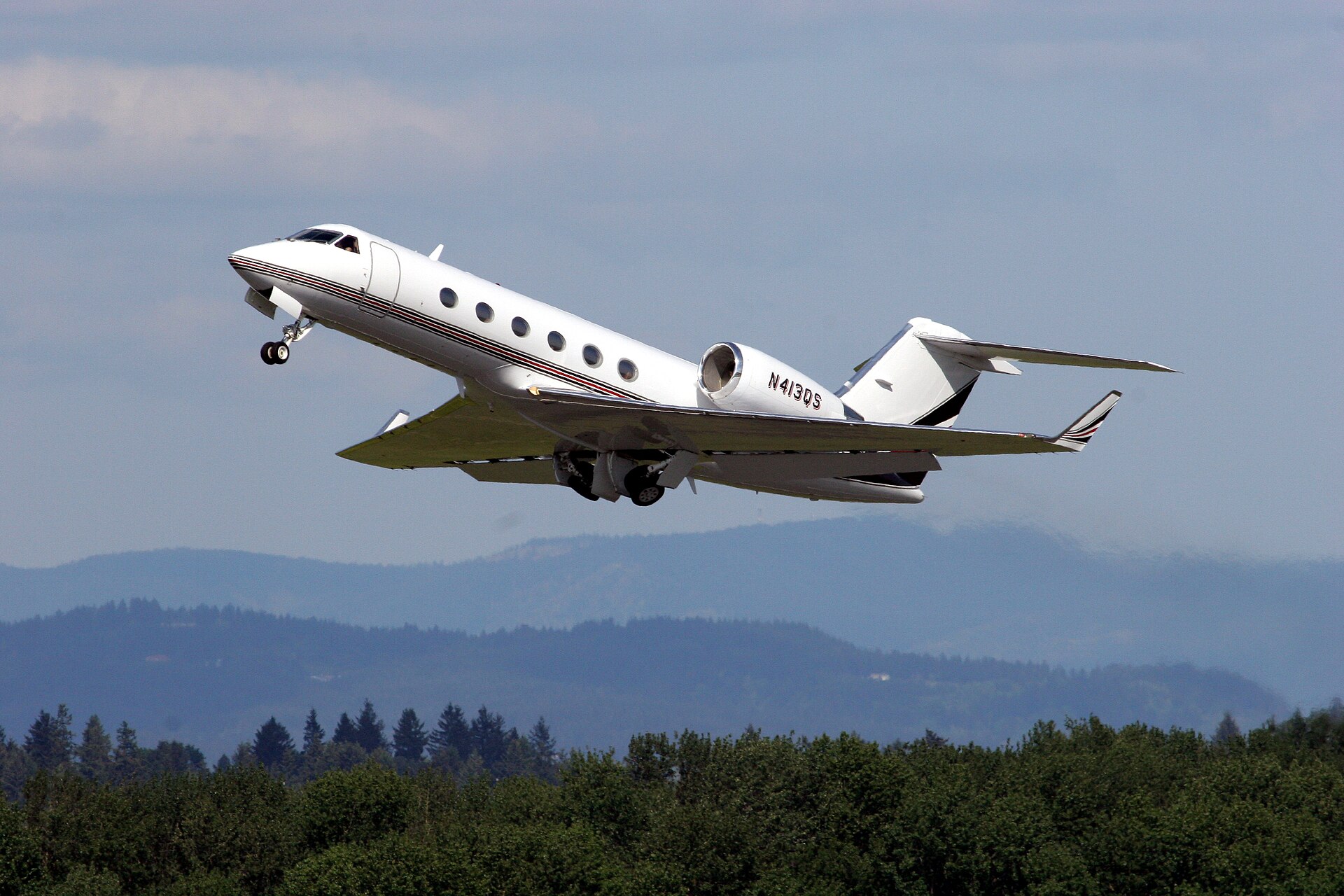 Gulfstream G350 exterior