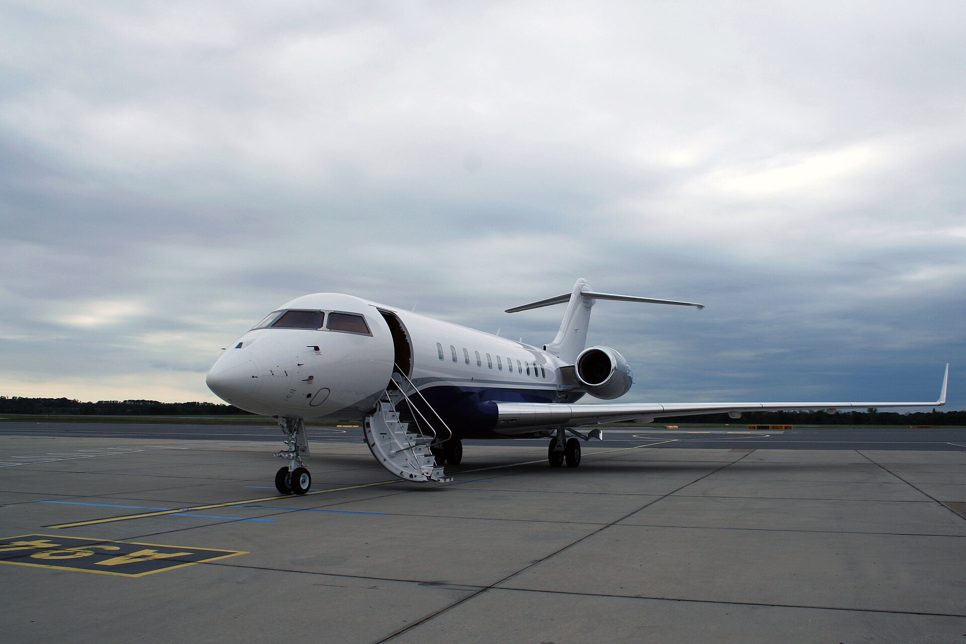 Bombardier Global 5000 exterior