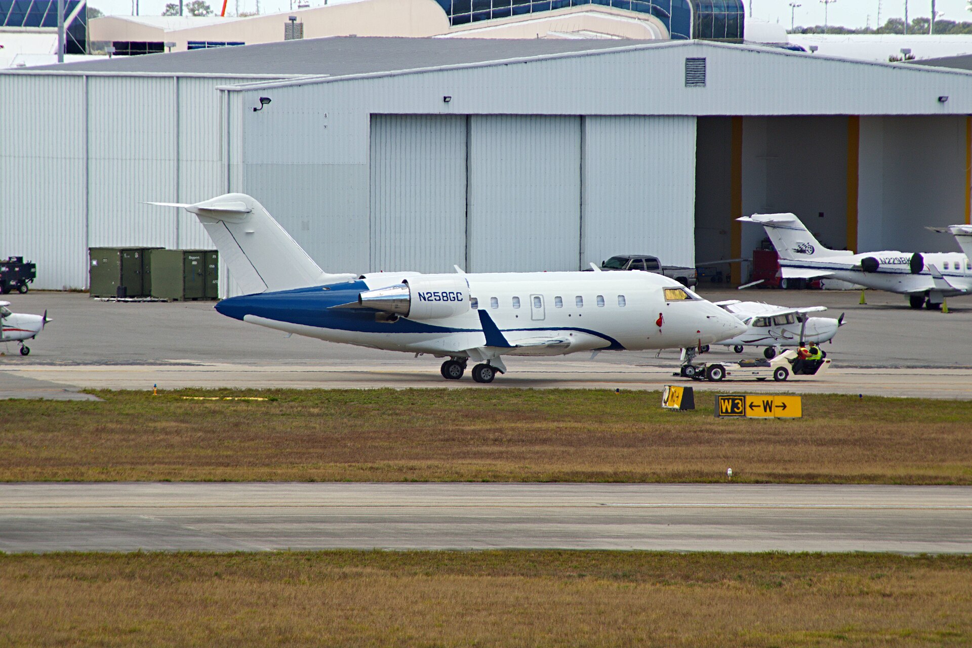 Bombardier Challenger 650 exterior