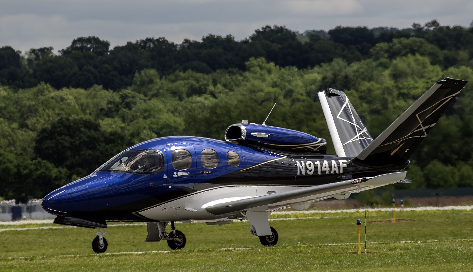 Cirrus Vision SF50 exterior