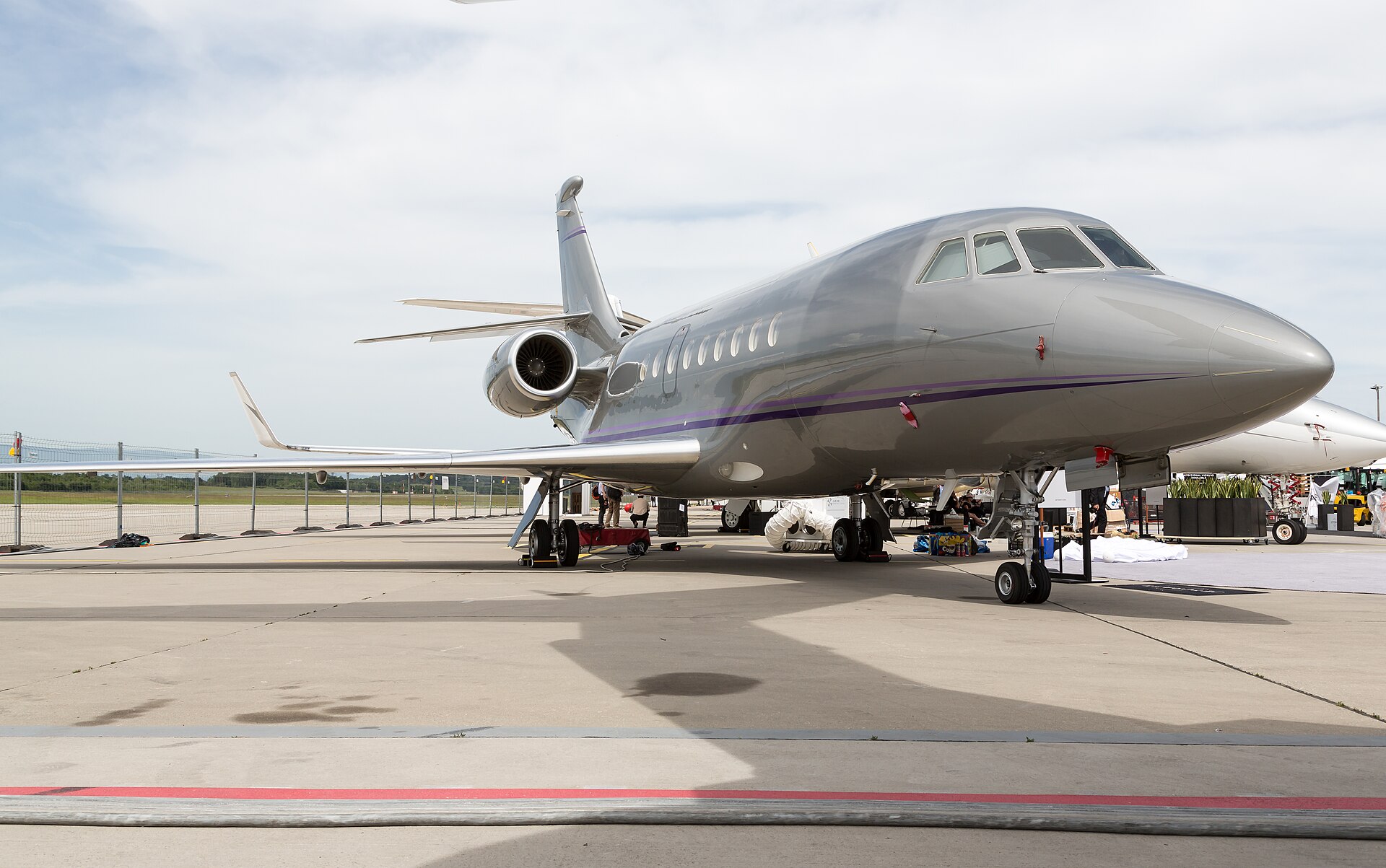 Dassault Falcon 2000 exterior