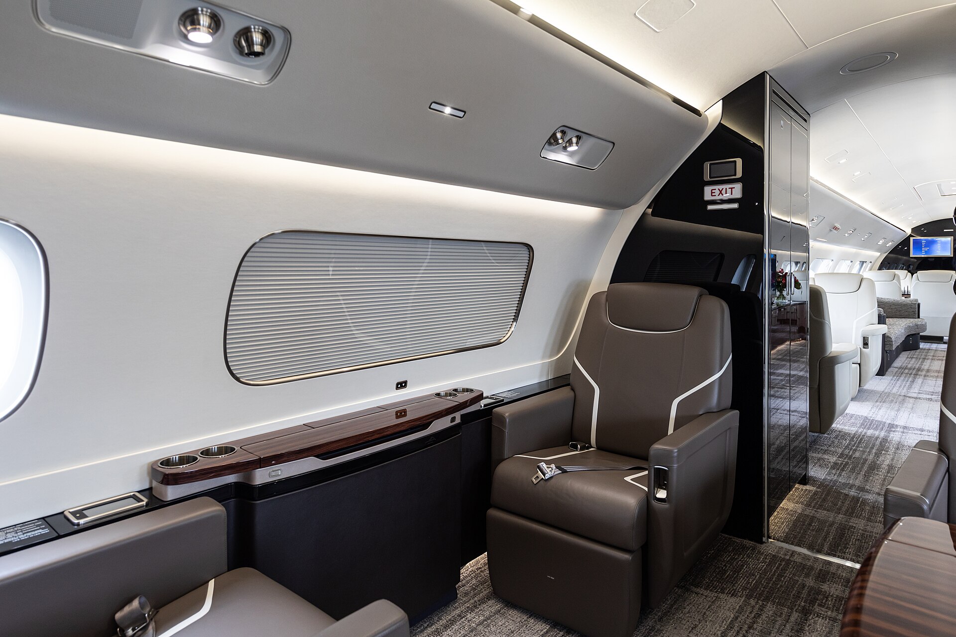Embraer Lineage 1000 exterior