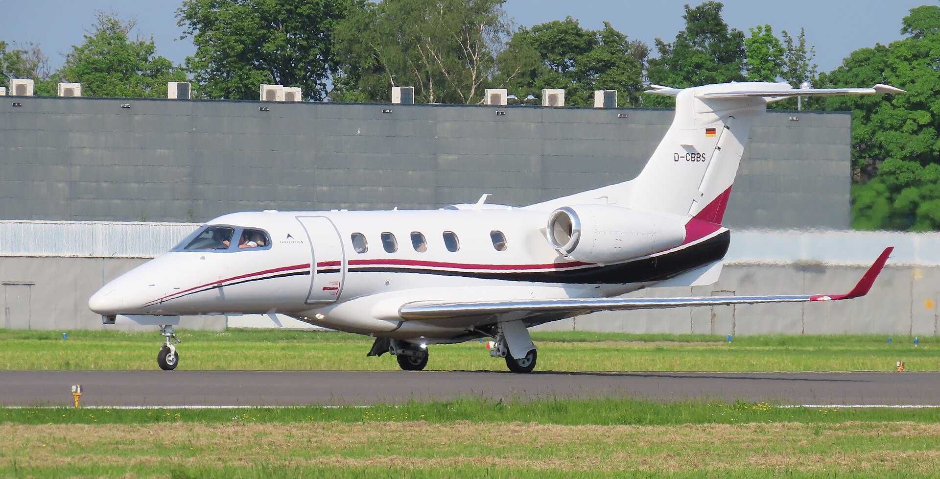 Embraer Phenom 300 exterior