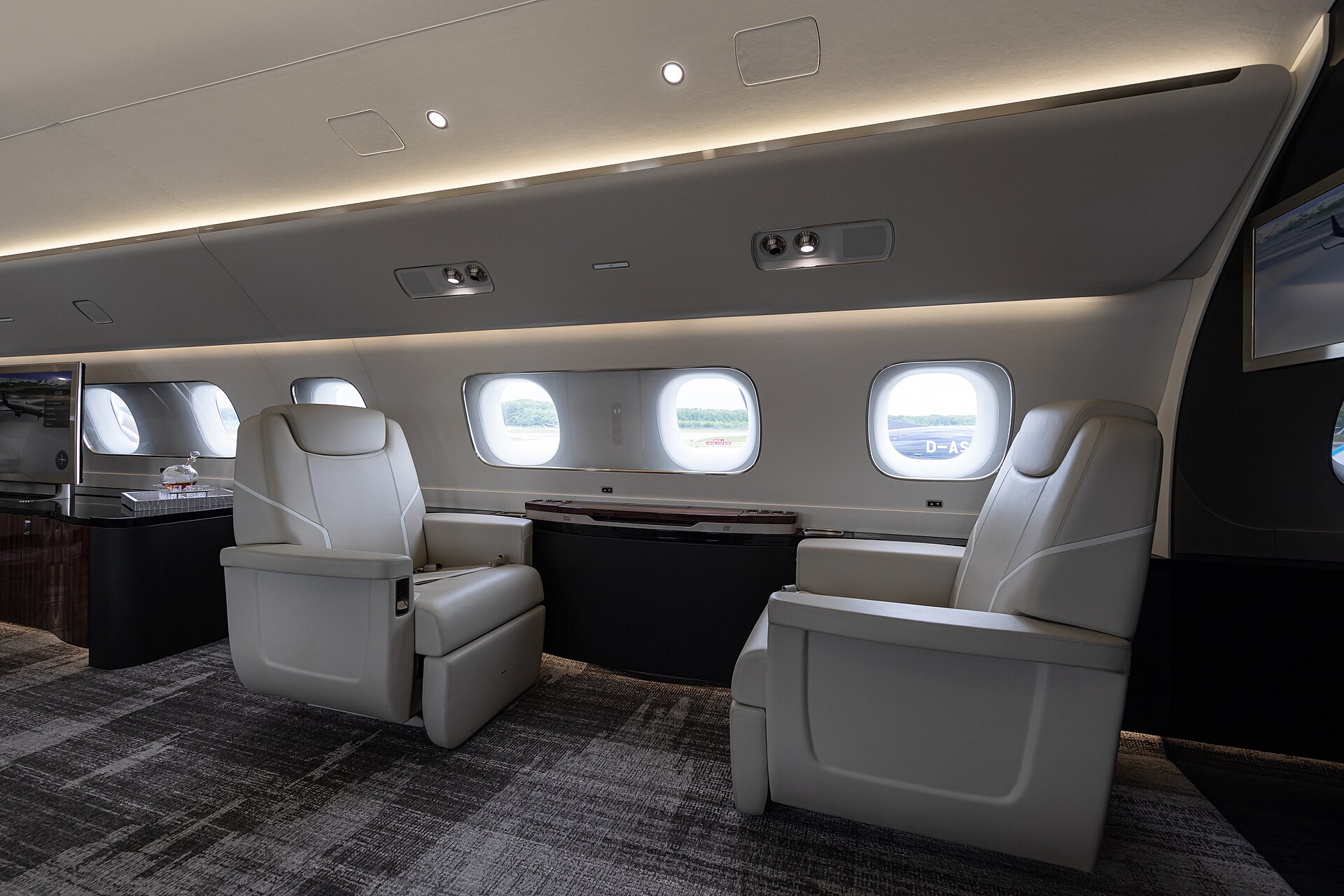 Embraer Lineage 1000 exterior
