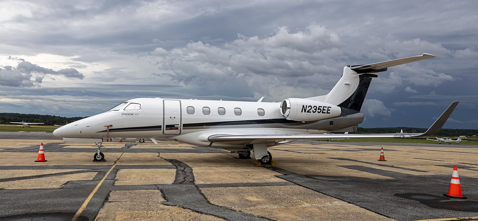Embraer Phenom 300 exterior