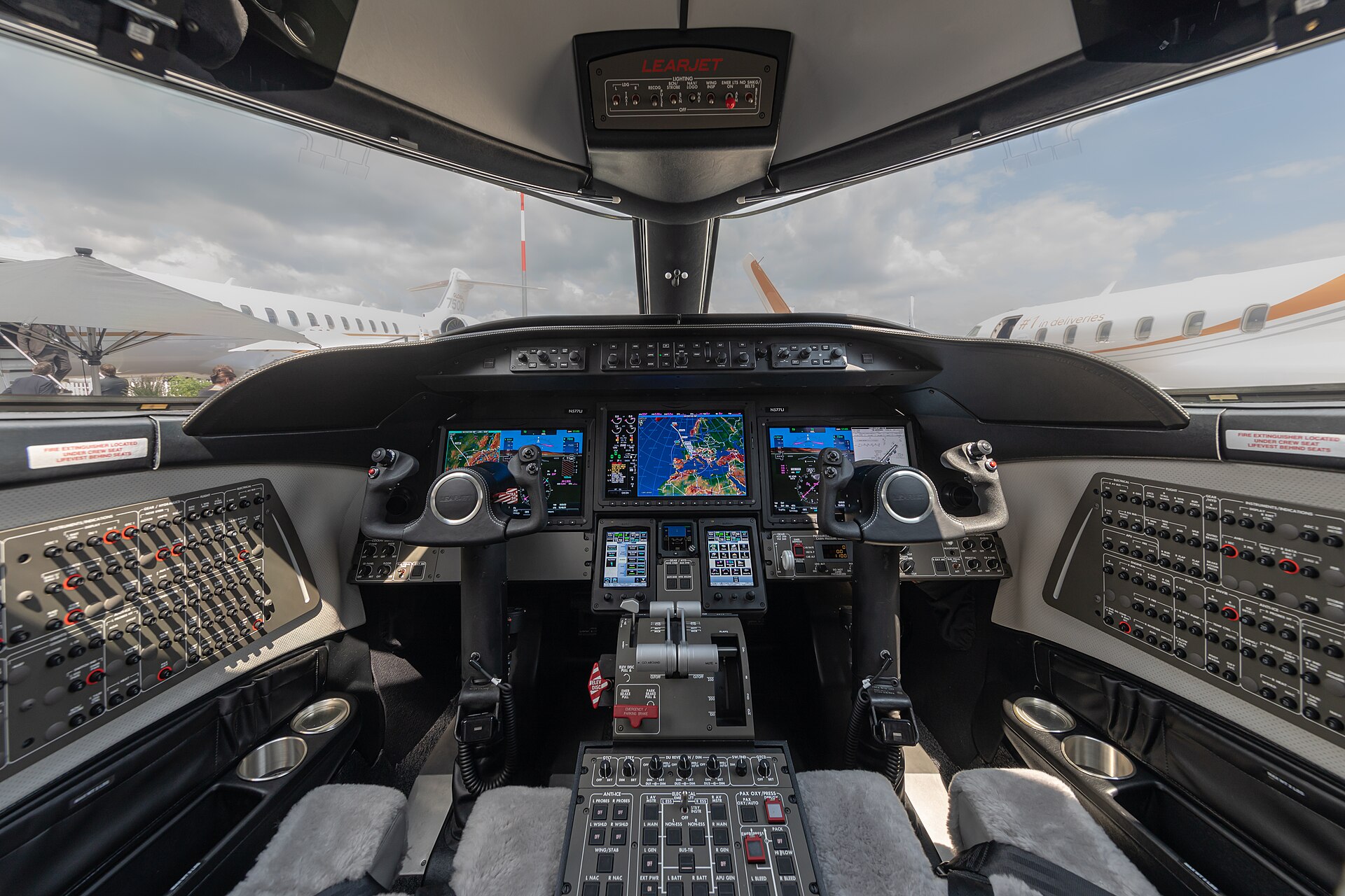 Learjet 75 exterior