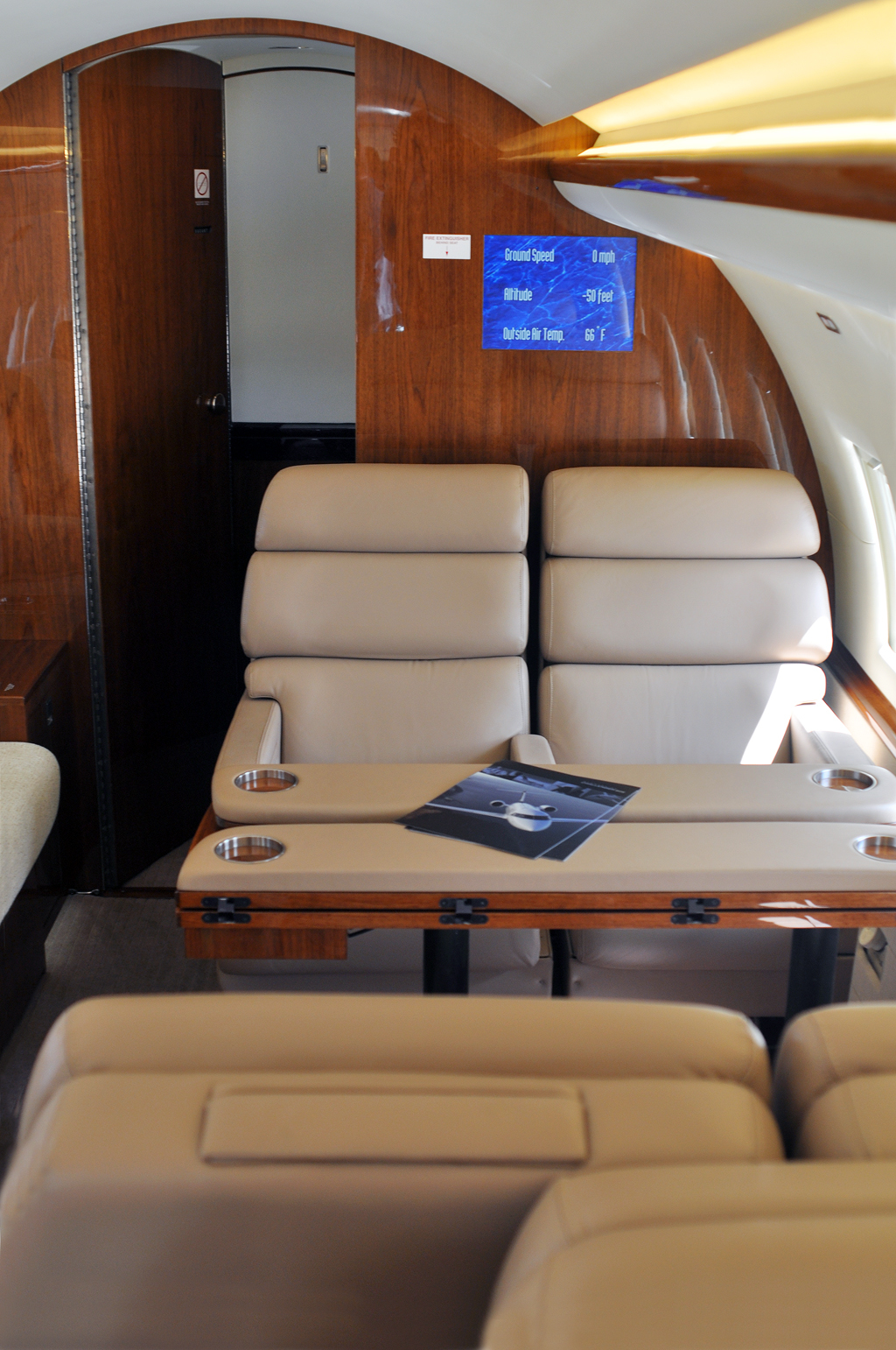 Bombardier Challenger 604 interior