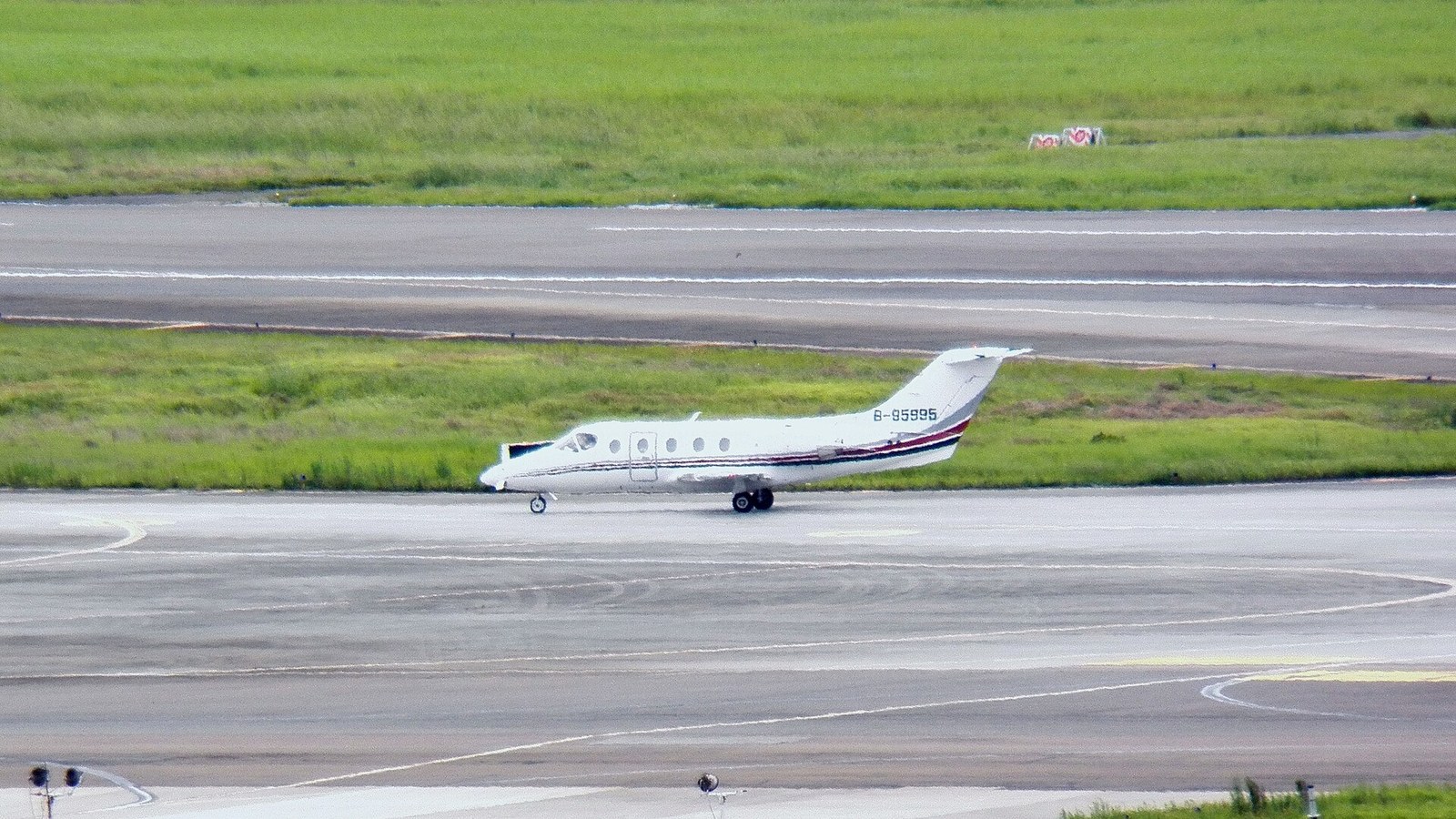 EATC Hawker 400XP B-95995 taxiing at Taipei