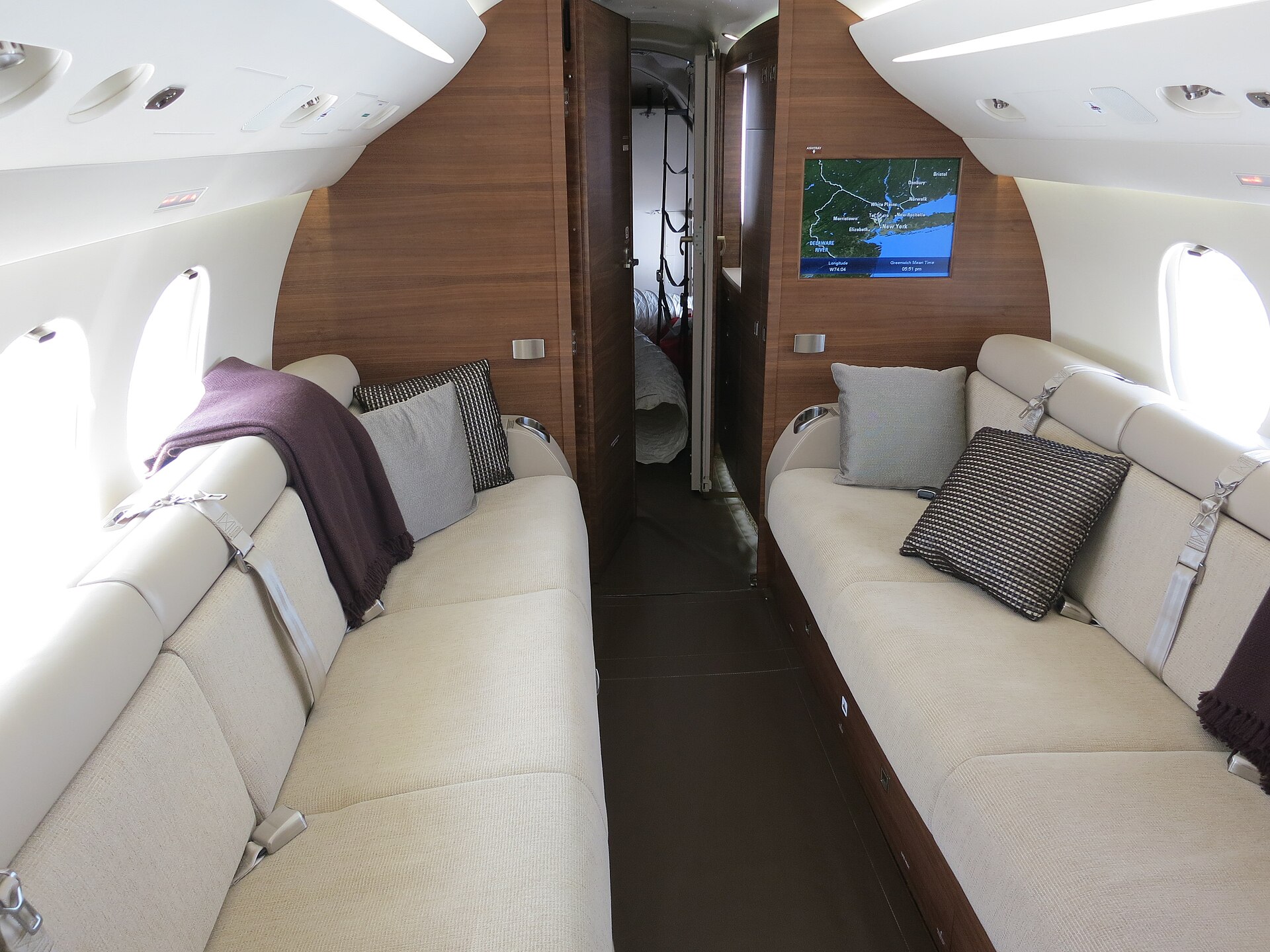 Dassault Falcon 7X aft cabin and bedroom