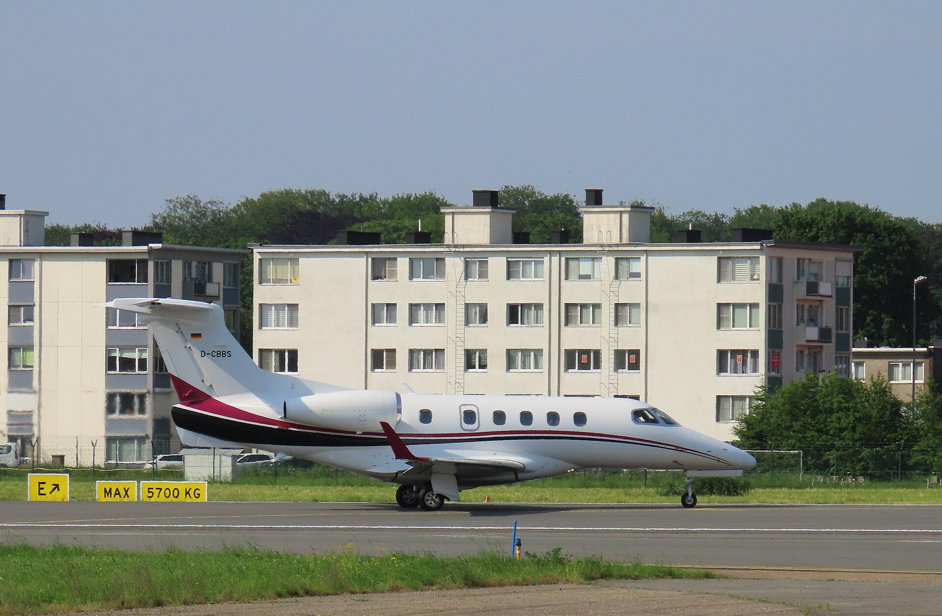 Embraer Phenom 300 exterior