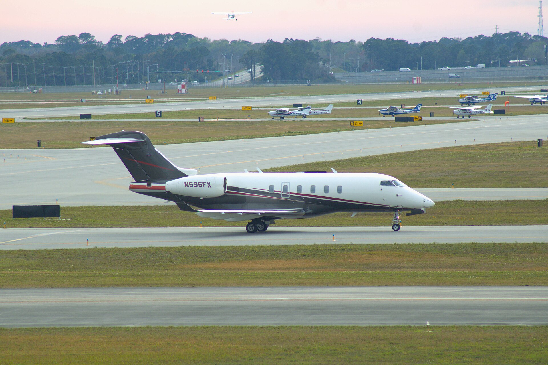Bombardier Challenger 350 exterior
