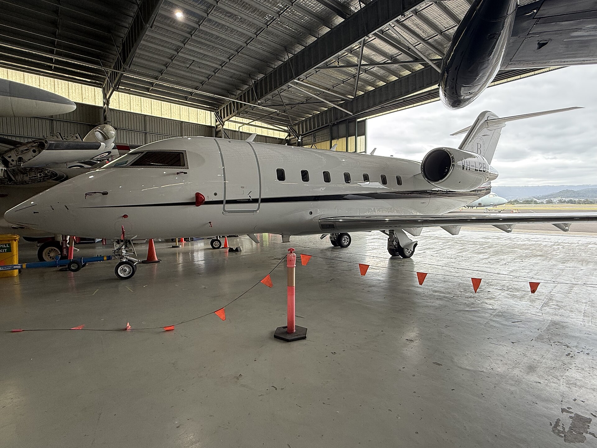 Bombardier Challenger 604 exterior