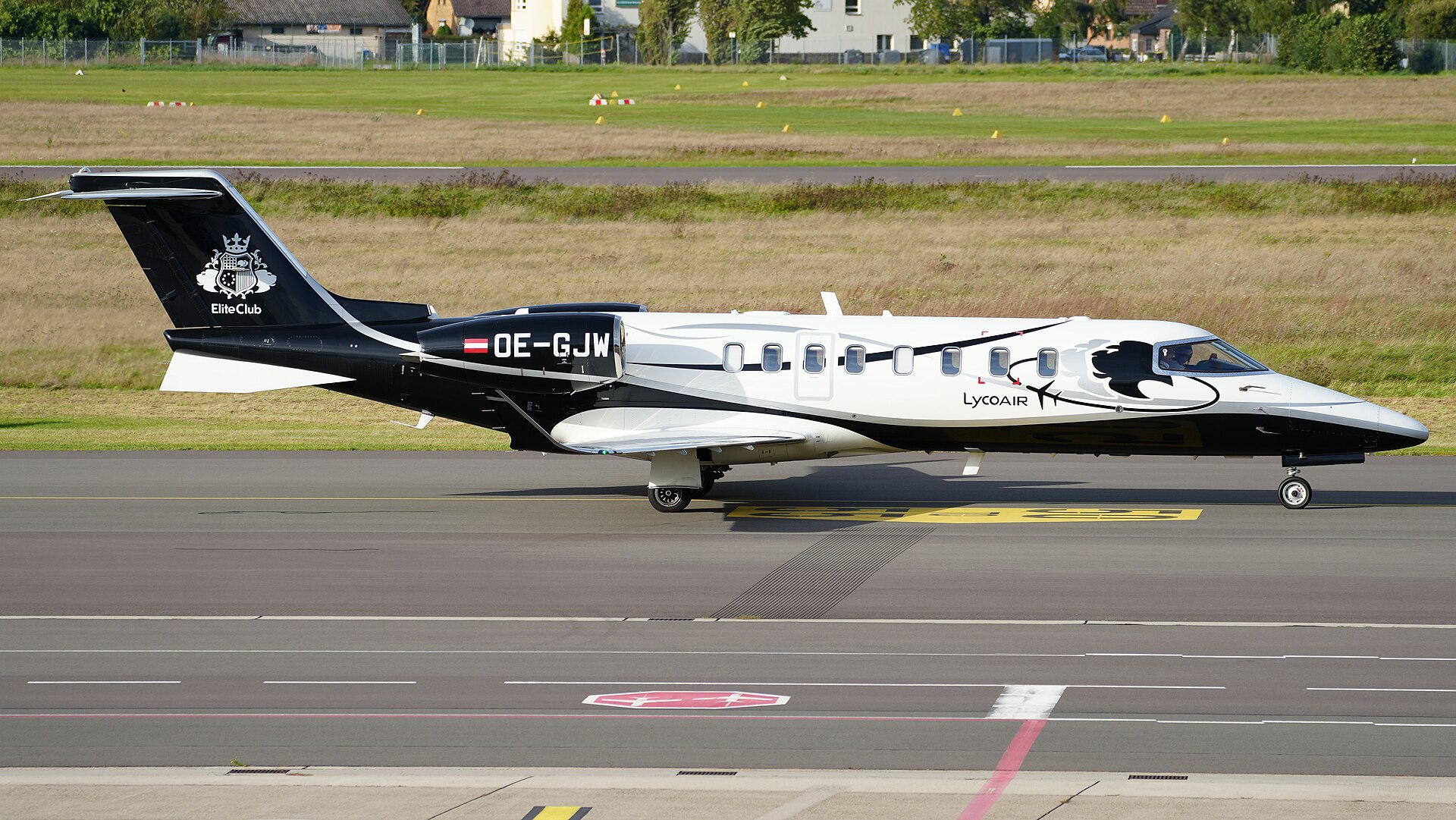 Learjet 75 exterior