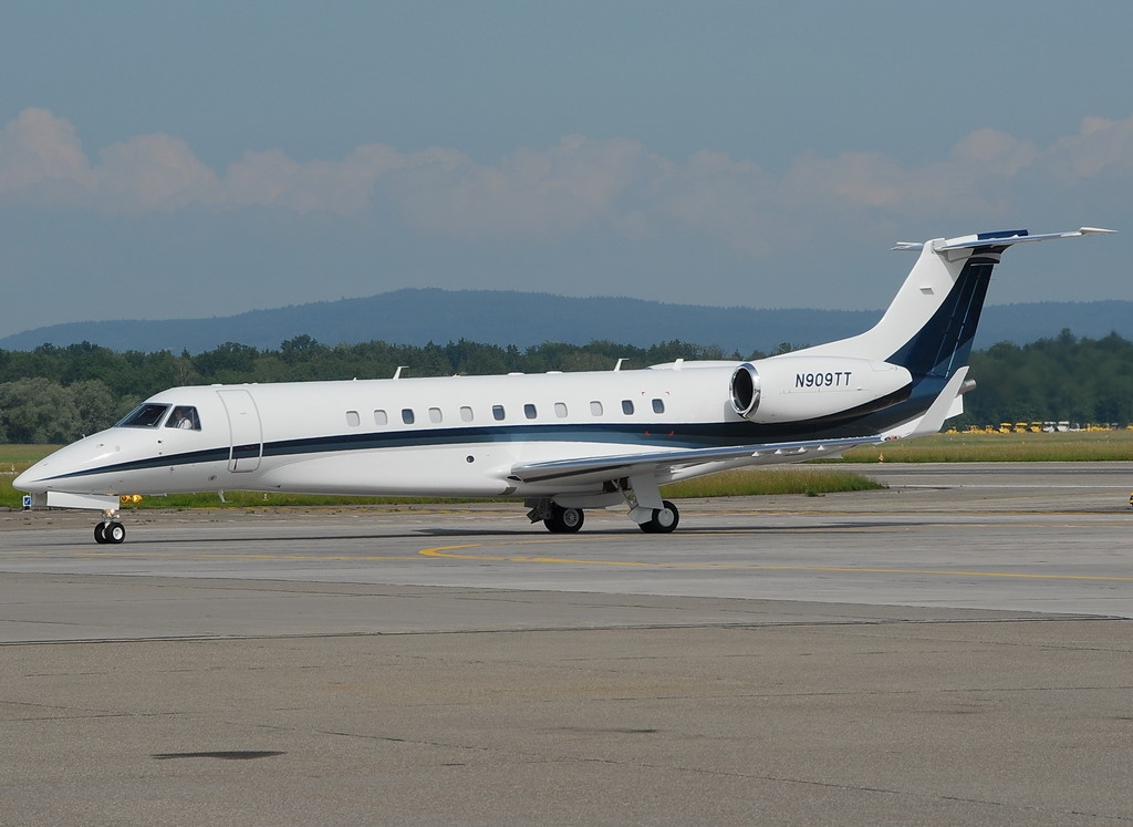 Embraer Legacy 600 exterior