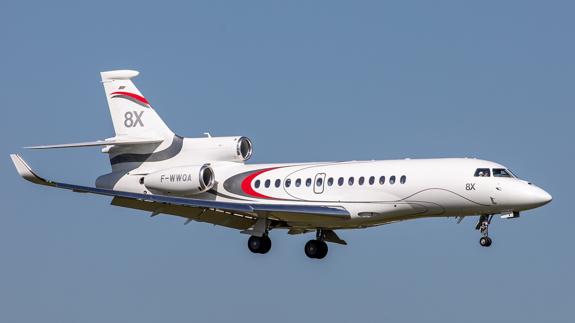 Dassault Falcon 8X exterior