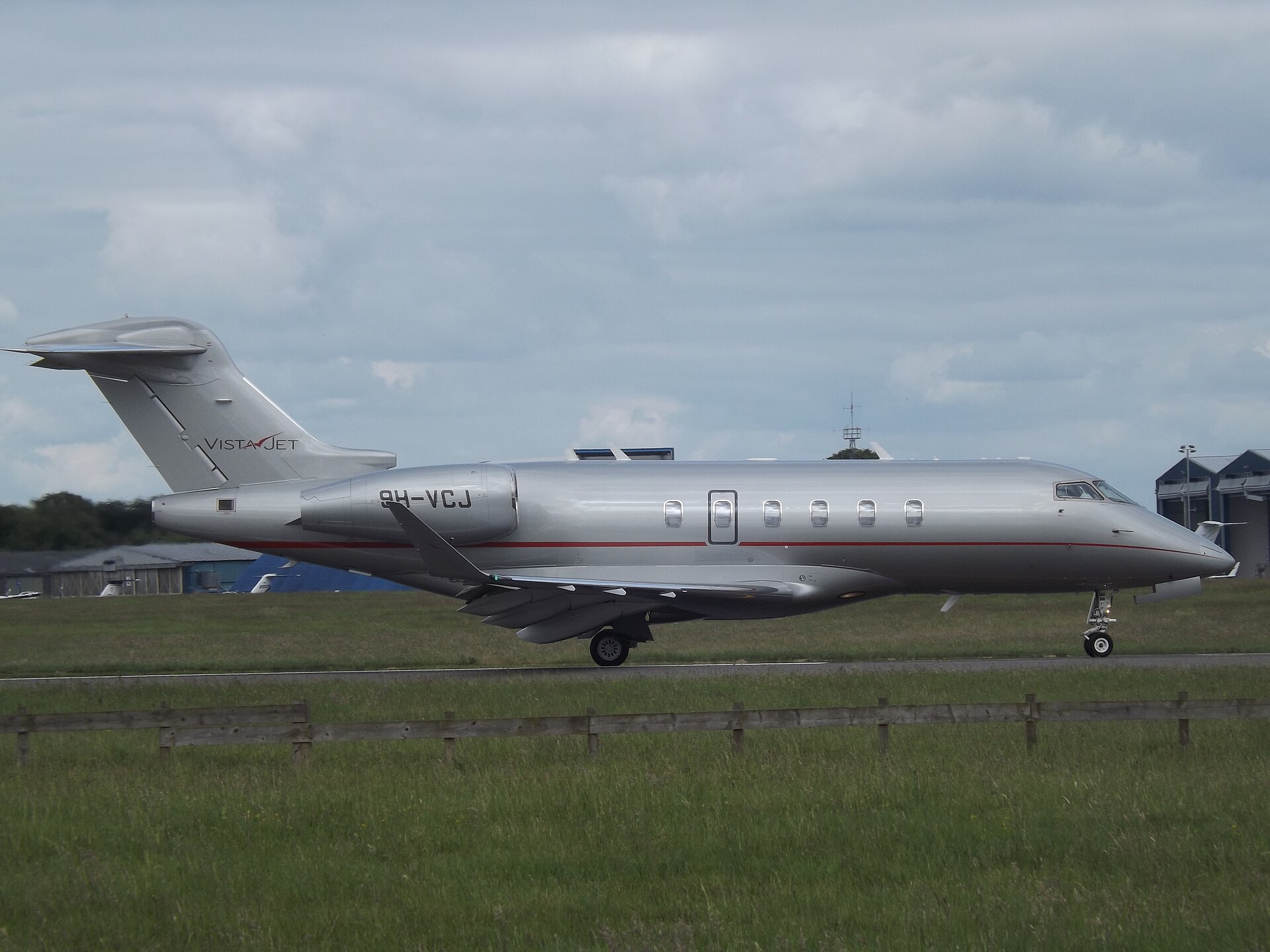 Bombardier Challenger 350 exterior