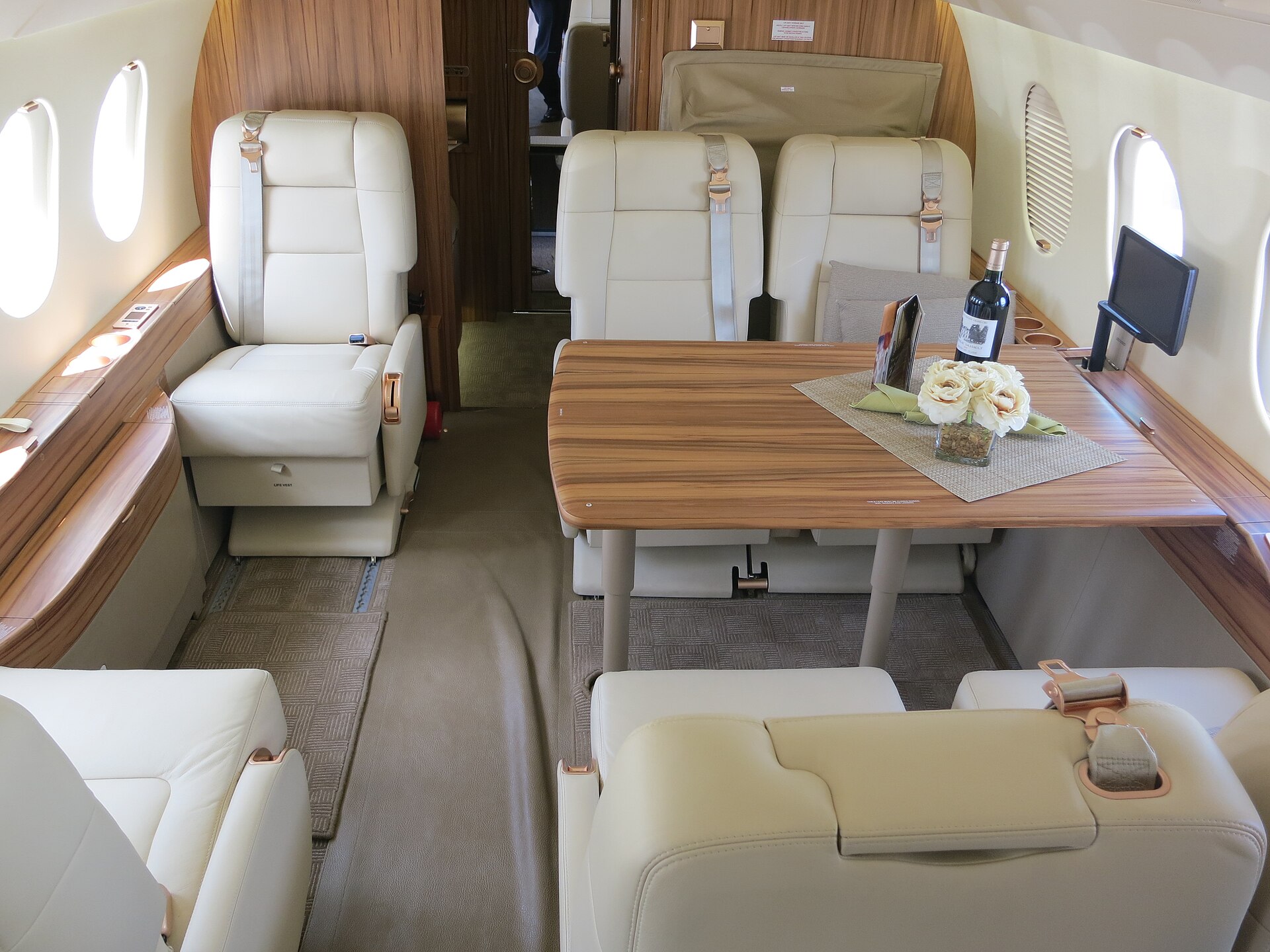 Dassault Falcon 2000 interior