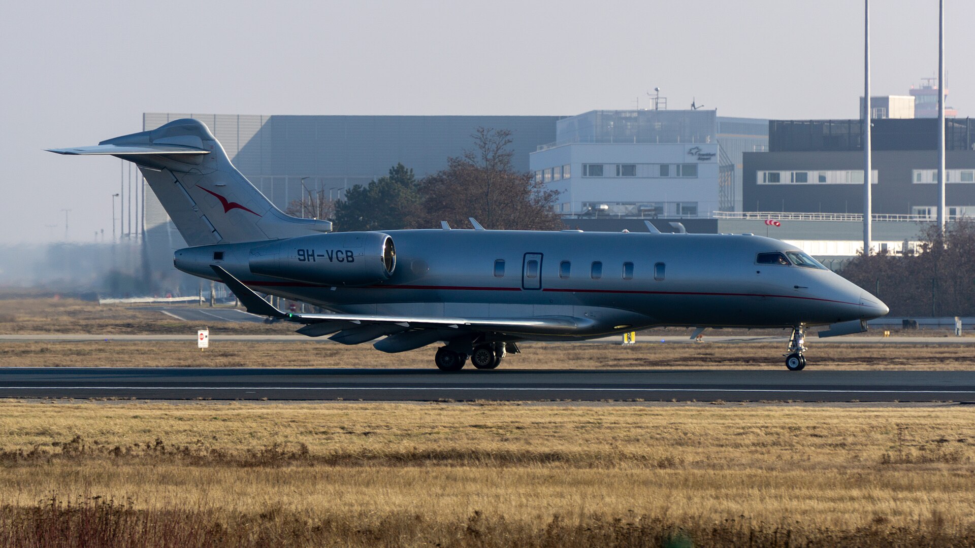 Bombardier Challenger 350 exterior