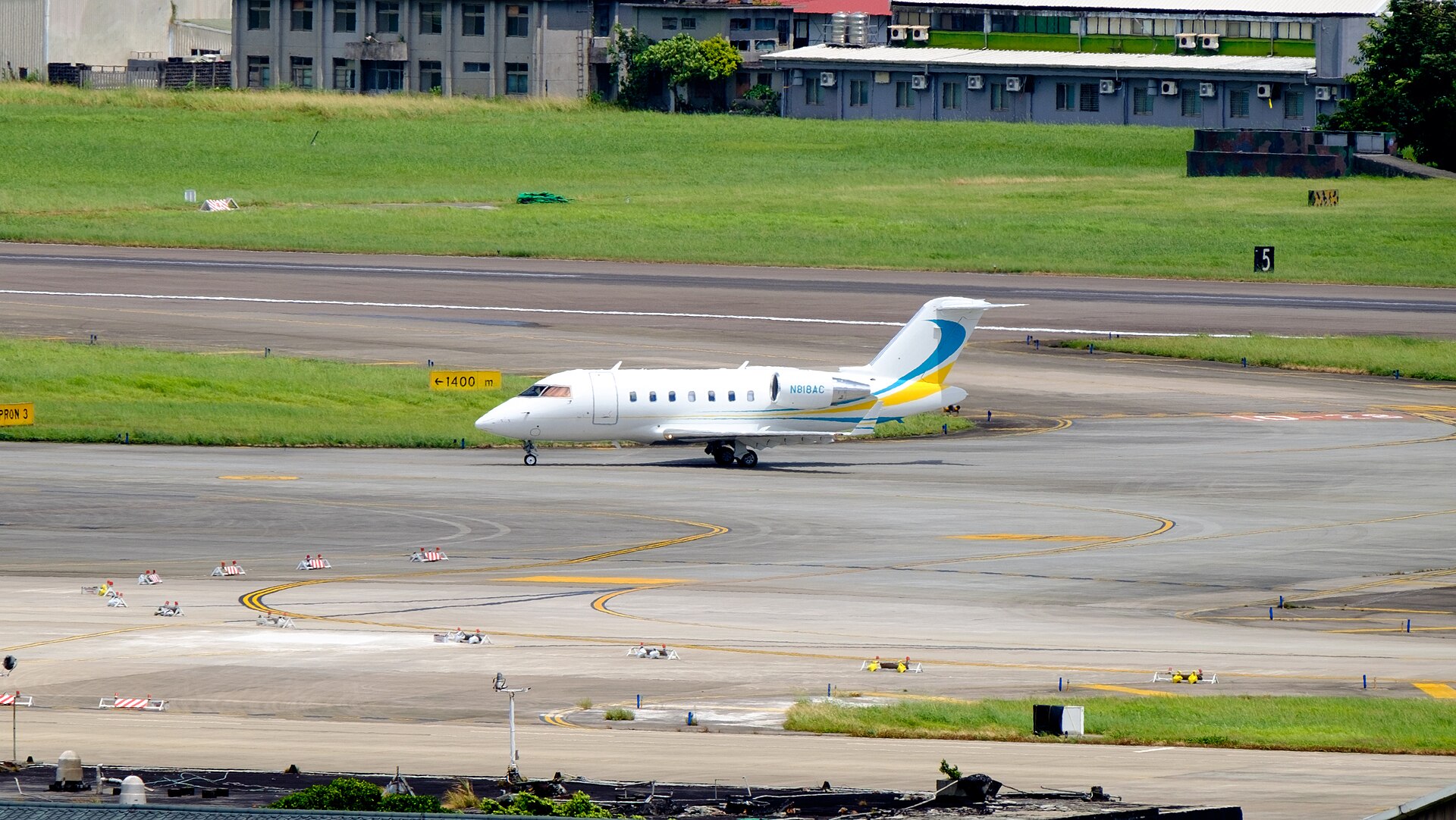 Bombardier Challenger 605 exterior
