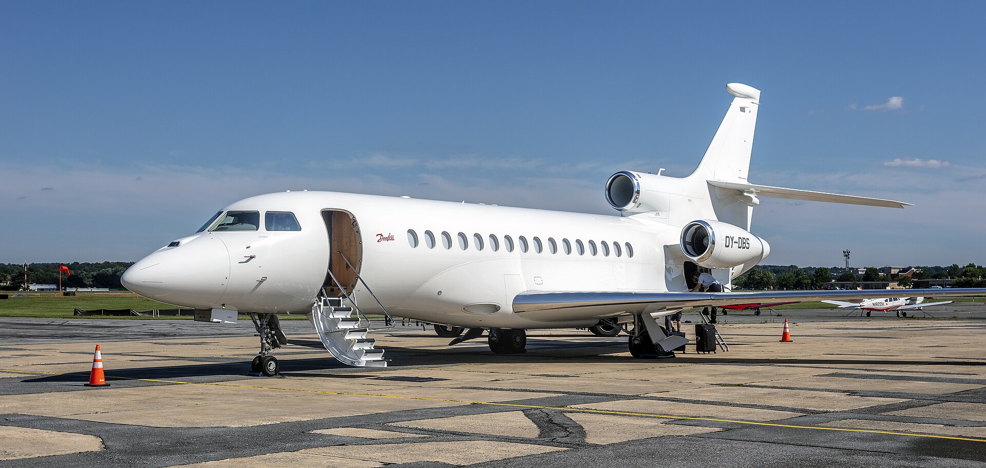 Dassault Falcon 8X exterior