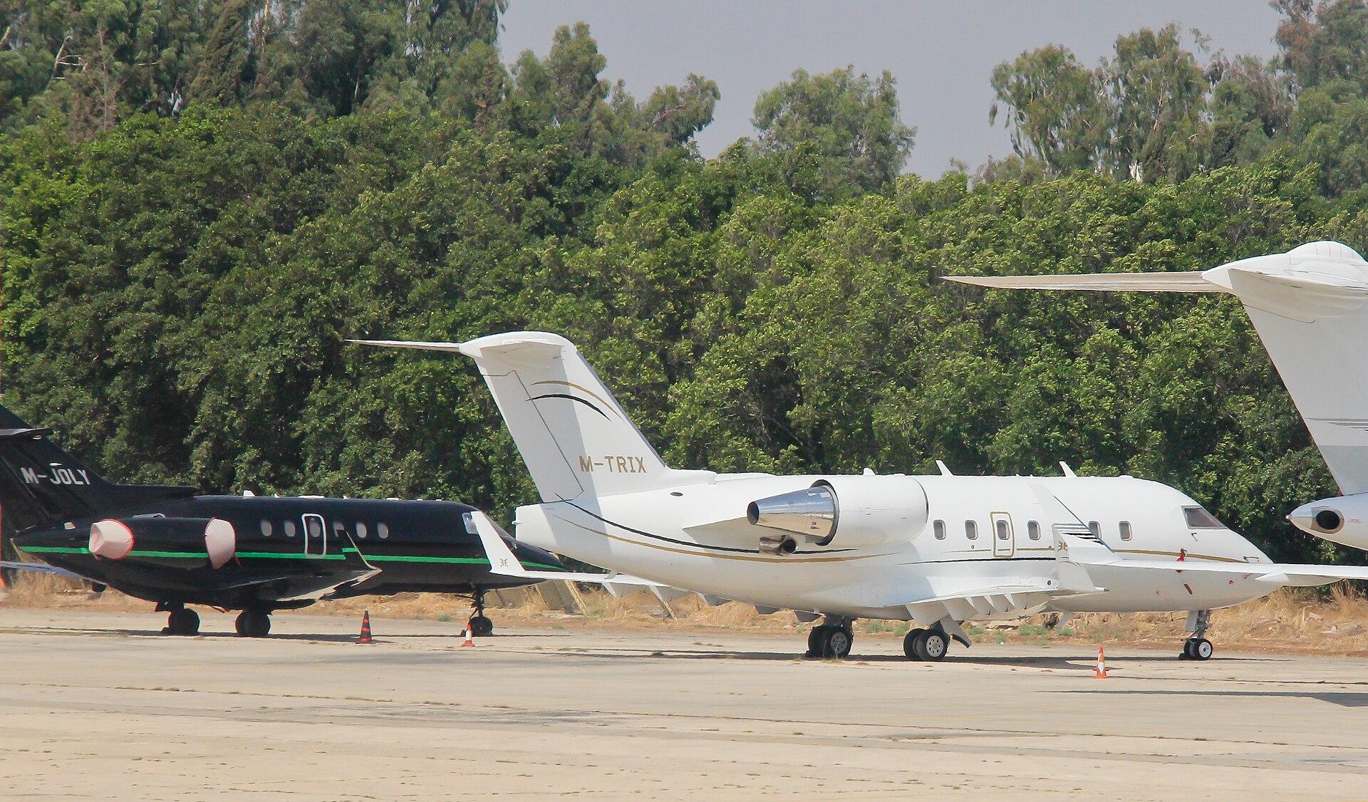 Bombardier Challenger 604 exterior